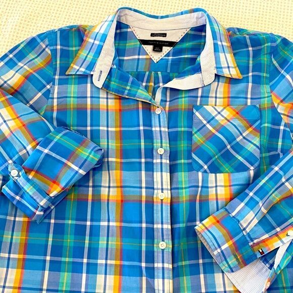 Like New Tommy Hilfiger Buttons Down Relaxed Fit Shirt - Picture 1 of 5